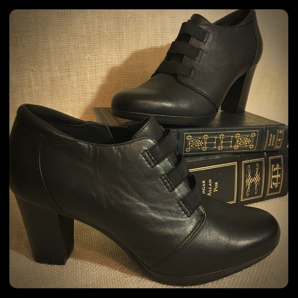 Clarks black leather ankle boots/booties/shooties